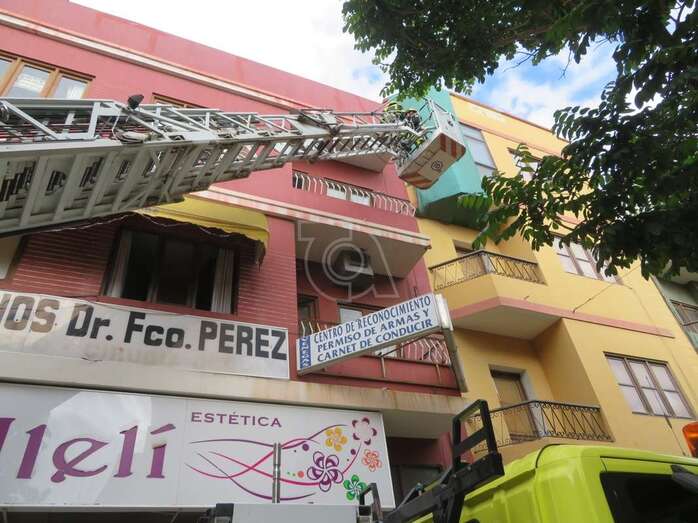 Momento de la intervención de los bomberos/TA.